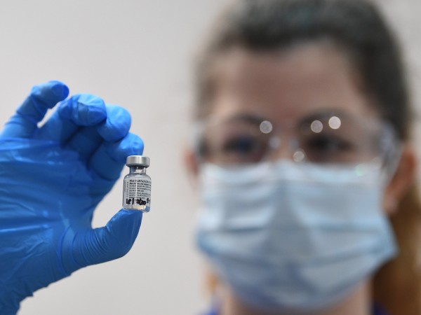 Във Великобритания започна масовата ваксинация с препарата на "Пфайзер" и