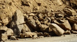 Огромна скална маса се срути в подножието на местността Кулата