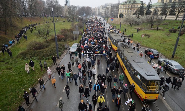 Не стихват протестите срещу забраната на абортите в Полша