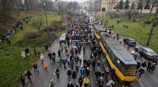 Хиляди излязоха на протест в Полша срещу налагането на почти