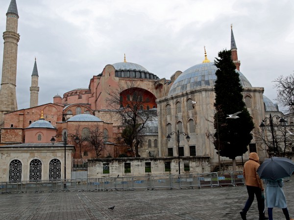 Българското посолство в Анкара информира, че пълната забрана за излизане