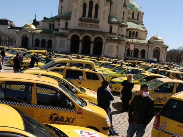 Таксиметровите превозвачи излизат на общонационален протест. Те настояват за актуализация