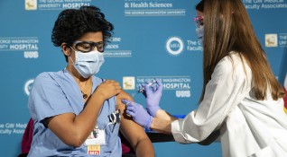 Ваксинацията в някои краища на света вече започна но обществото