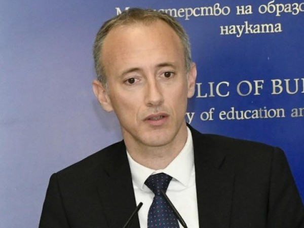 Просветният министър Красимир Вълчев съобщи пред Канал 3, че дистанционното