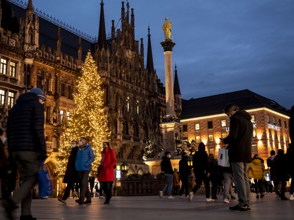Европа се подготвя за едни необичайни коледни и новогодишни празници.