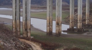 Драстично е намаляла водата в язовир Цонево заради липсата на