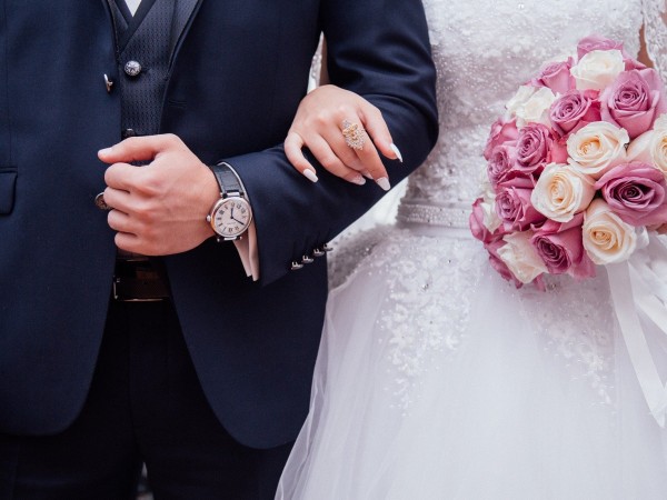 Младоженци призоваха гостите на сватбата си да не им купуват
