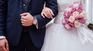 Младоженци призоваха гостите на сватбата си да не им купуват