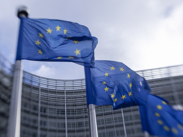 НАТО и Европейската комисия съобщиха днес, че проверяват информационните си