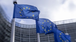 НАТО и Европейската комисия съобщиха днес че проверяват информационните си