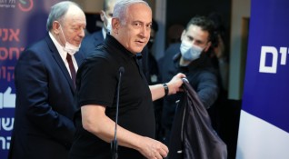 Израелският премиер Бенямин Нетаняху пръв в страната се ваксинира срещу