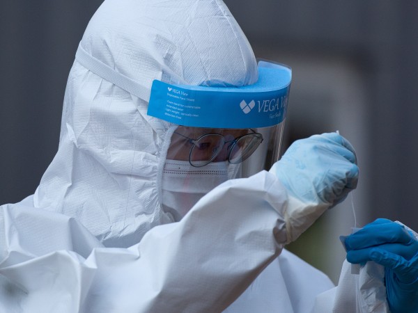 Нов щам на коронавируса уплаши Великобритания, която наложи по-стриктни мерки