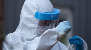 Нов щам на коронавируса уплаши Великобритания която наложи по стриктни мерки