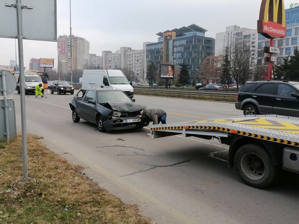 Верижна катастрофа с четири автомобила стана на бул. „Цариградско шосе“