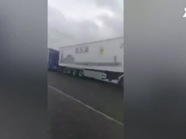 Стотици български шофьори на камиони се оказаха блокирани заради затворените