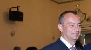 Българският дипломат и бивш външен министър Николай Младенов е уведомил