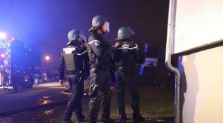 Трима полицаи са били застреляни в Централна Франция предаде Ройтерс
