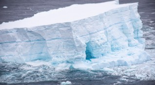 Един от най големите айсберги от последно време се откъсна от