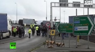 Транспортният хаос край пристанищния град Дувър продължава Масовото тестване за