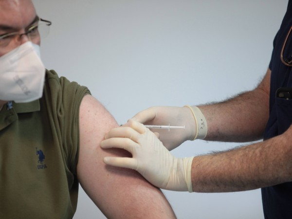 Първата ваксина срещу COVID-19 бе поставена на министъра на здравеопазването