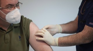 Първата ваксина срещу COVID 19 бе поставена на министъра на здравеопазването