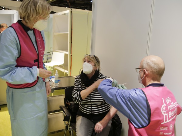 Кампанията по ваксинация срещу коронавируса започна официално в Германия днес,