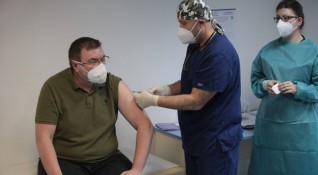 Здравният министър проф Костадин Ангелов който стана първият имунизиран срещу