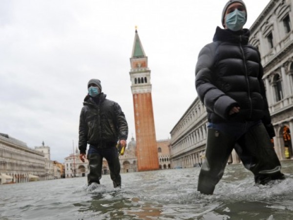Властите на Венеция задействаха системата за защита от наводнения заради