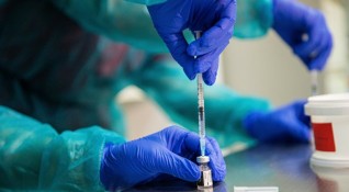 Продължава ваксинирането на медиците работещи на първа линия срещу COVID