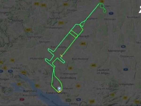 Пилот изписа гигантска спринцовка в небето за деня на първата