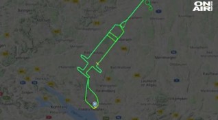 Пилот изписа гигантска спринцовка в небето за деня на първата
