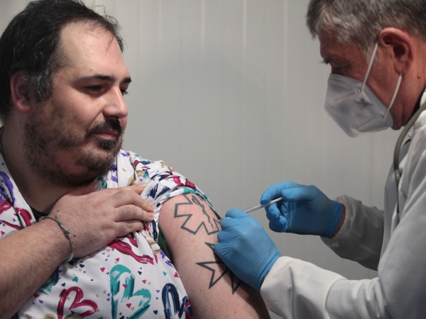 Снимка: Димитър Кьосемарлиев, Dnes.bgПродължава ваксинацията за лекари, медицински сестри и