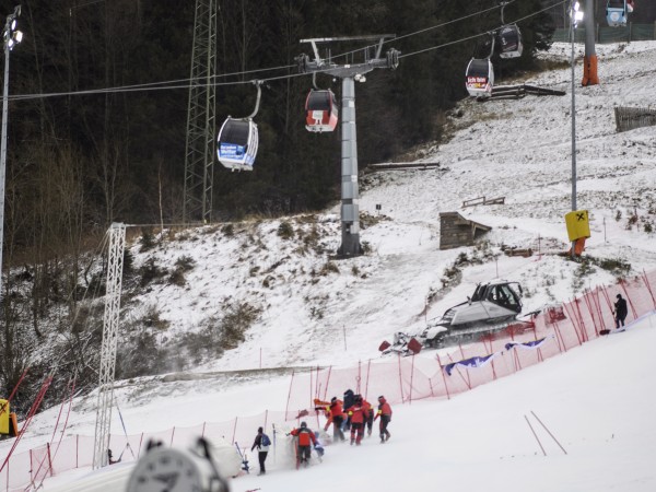 Няколко австрийски ски курорта затягат мерките срещу коронавируса след наплив