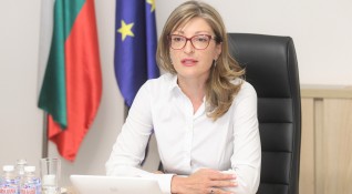 Вицепремиерът и министър на външните работи Екатерина Захариева разговаря със