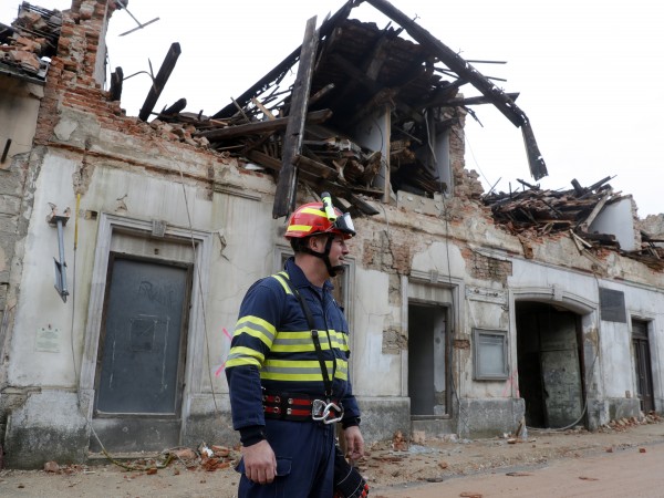 Безсънна нощ след унищожителното земетресение в Хърватия, отнело живота на