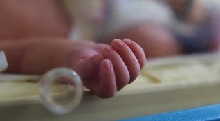 Първото бебе във Варна проплака точно минута след настъпването на
