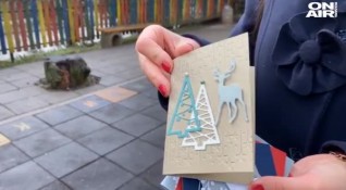 Млада майка от Велико Търново изработва стотици празнични картички които