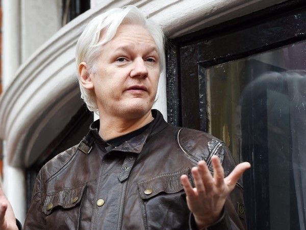 Мексико предложи политическо убежище на основателя на "Уикилийкс" Джулиан Асандж,