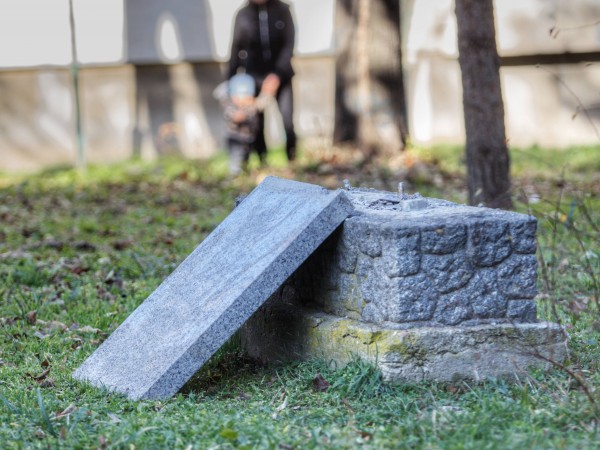 Снимка: Димитър Кьосемарлиев, Dnes.bgНеизвестни повредиха възстановената паметна плоча на Петимата