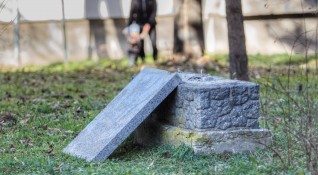 Снимка Димитър Кьосемарлиев Dnes bgНеизвестни повредиха възстановената паметна плоча на Петимата