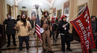Снимка БГНЕСПривърженици на Доналд Тръмп щурмуваха сградата на Конгреса на