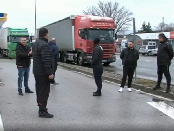 Български превозвачи на протест срещу полицейския произвол в Гърция. Тази
