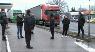 Български превозвачи на протест срещу полицейския произвол в Гърция Тази