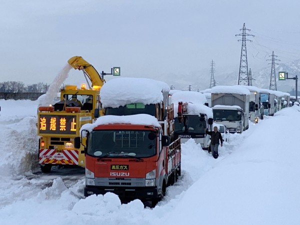Най-малко осем души загинаха в резултат на снеговалежите в района
