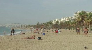 В Гърция стотици хора отидоха на плаж заради необичайно топлото