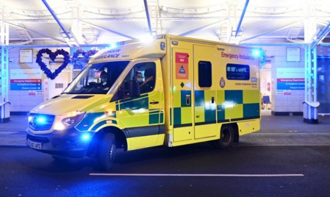 Линейките в Англия закъсняват с до 10 часа
