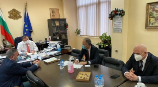 Здравният министър Костадин Ангелов и просветният Красимир Вълчев обсъдиха предстоящата