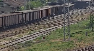 Товарен влак е дерайлирал между гарите Разменна и Батановци край