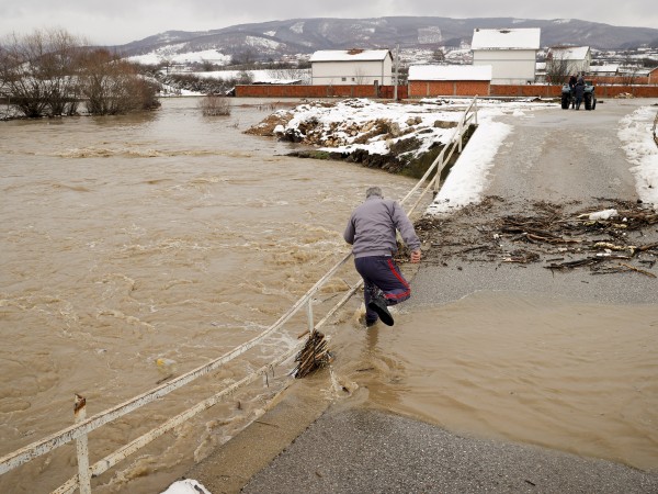 Проливни дъждове и обилни снеговалежи предизвикаха наводнения в Западно Косово.