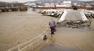 Проливни дъждове и обилни снеговалежи предизвикаха наводнения в Западно Косово